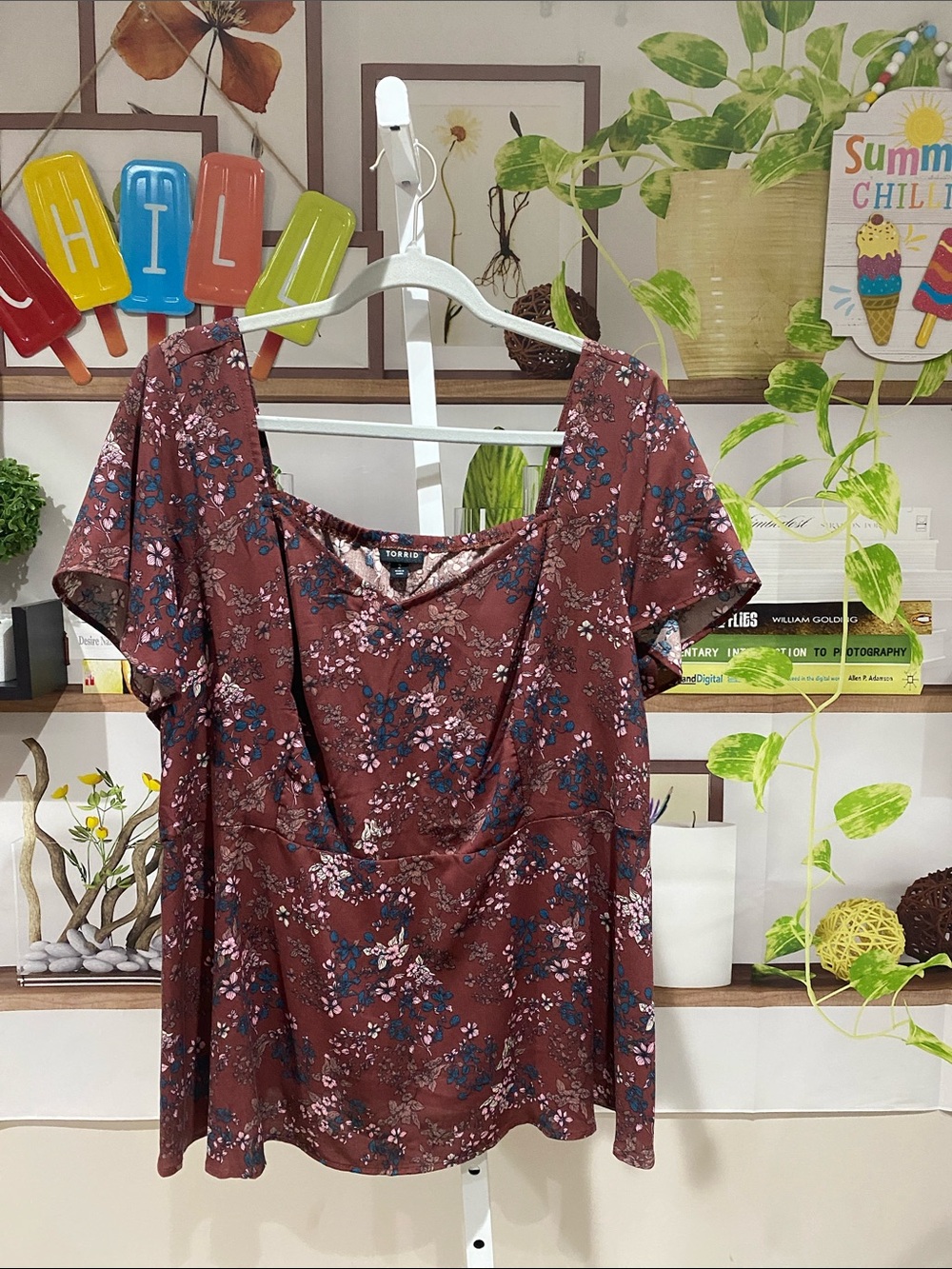 torrid Rust Floral V-Neck Short Sleeve Blouse with Blue Accents size 2. Ptp 24